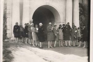 1. Группа девушек на фоне Фридрихсгамских ворот крепости Св. Анны. 1929 г. ВЗ КП-11212
