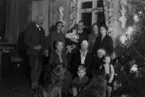 Адам. Рождественский фотоснимок семьи Николаи-Пален. Фото. 1939 г. Из собрания музейного ведомства Финляндии