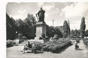 Фото скульптуры короля Карла XIII в королевском саду  Кунгстрэдгорден. Из интернет-источника: https://www.tradera.com/item/270119/338143046/stockholm-karl-xlll-s-staty-i-kungstradgarden-pb-20387