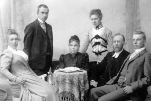 3. Семейное фото Сирола. Аату Сирола крайний справа. Начало 1900-х. Частное собрание