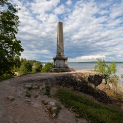 7._obelisk_bratyam_broglio_leto