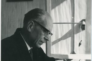 Дмитрий Сергеевич Лихачёв (1906‒1999). Фотография. Автопортрет. Из собрания ГБУК ЛО «ГИАПМЗ «Парк Монрепо». ПМ-КП-1528-38